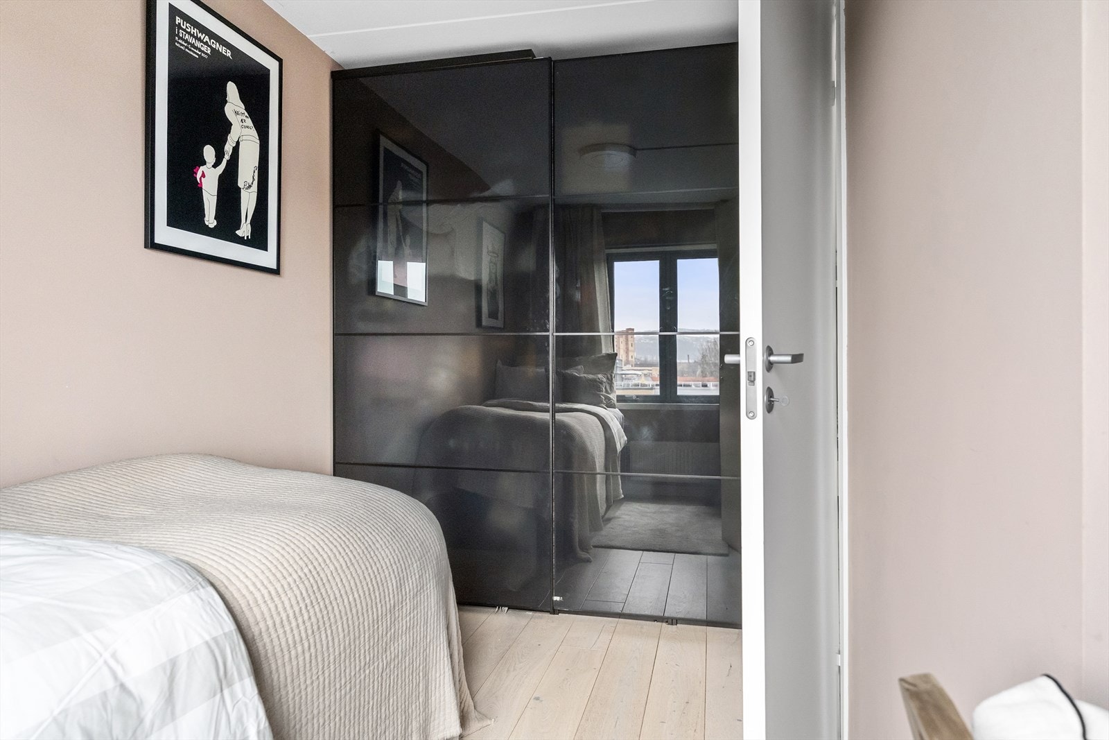 Stor innebygd garderobe følger med. Galleribilde