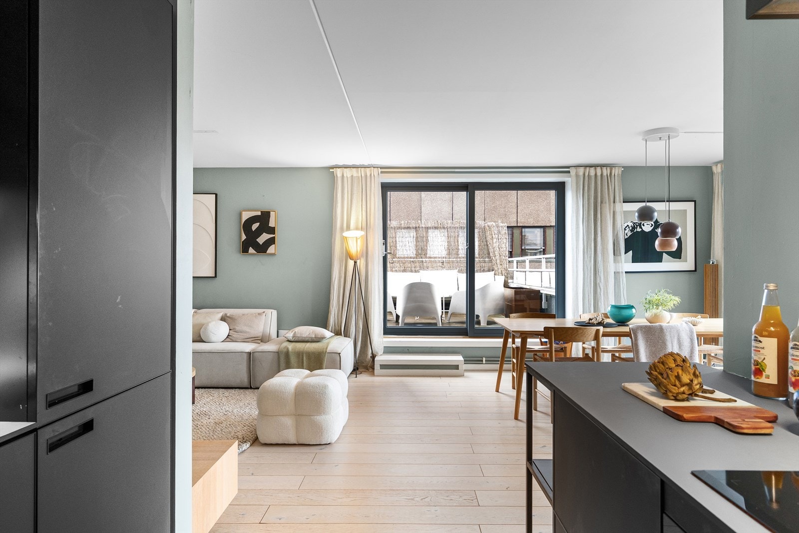 Her får du pene overflater, blant annet flott enstavs eikeparkett og Svane-kjøkken fra 2021. Galleribilde