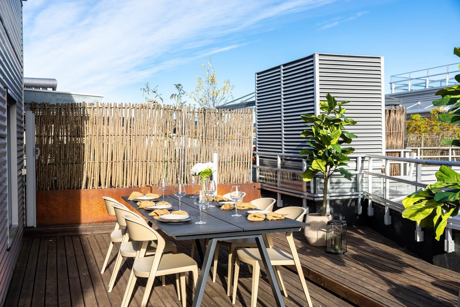 Boligen ligger i et moderne bygg fra 2007, med heis og mulighet for kjøp av egen parkeringsplass. Galleribilde