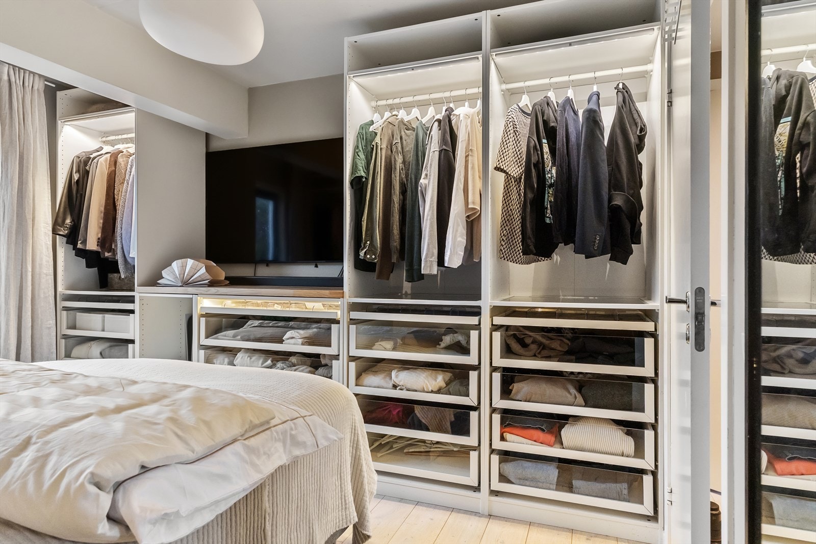 Rommet vender ut mot takterrassen til leiligheten. Galleribilde