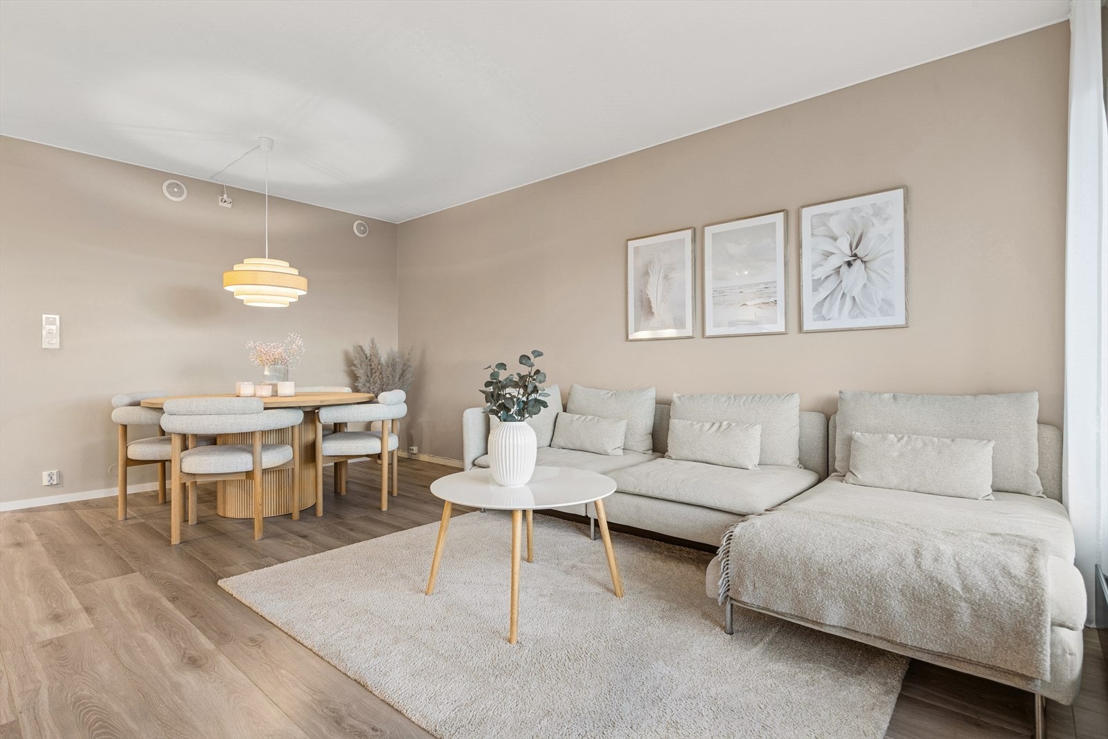 Delikat 4-roms selveierleilighet med solrik balkong, carport som ligger i et rolig og barnevennlig område. Galleribilde