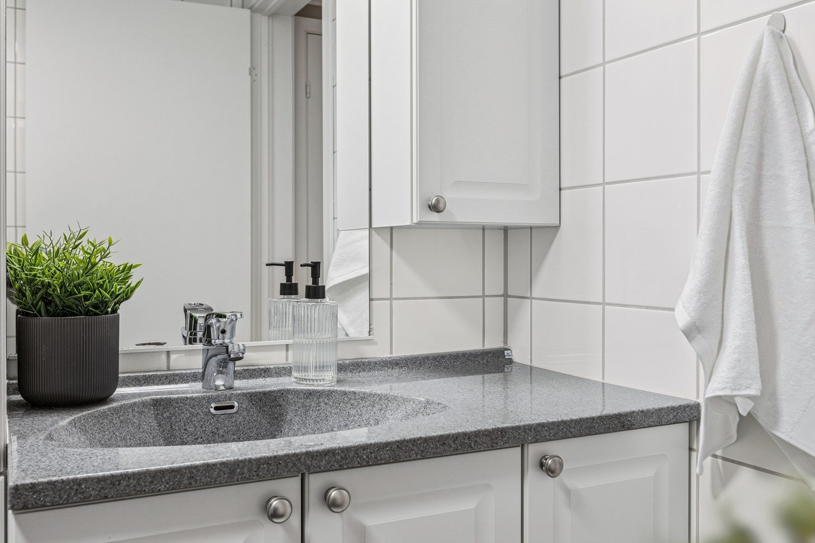 Badetromsinnredningen har godt med skapplass. Galleribilde