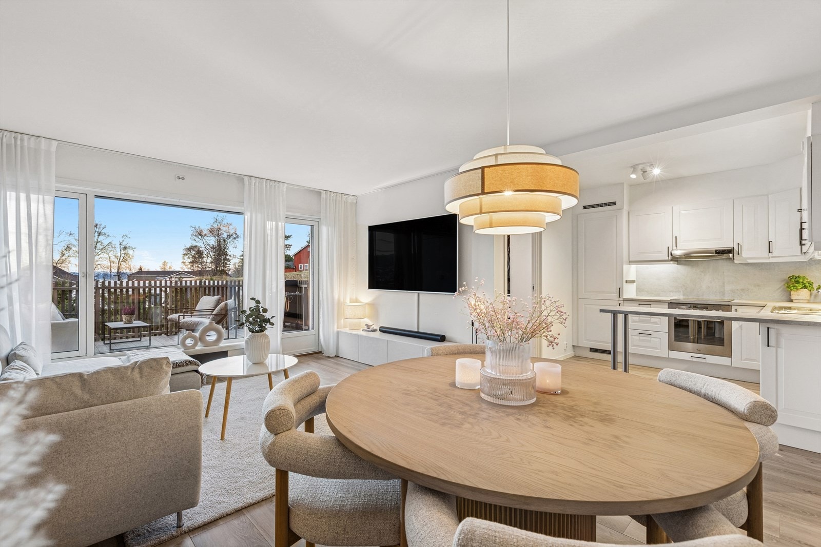 Lys og trivelig leilighet med praktisk, åpen og fin planløsning mellom rommene. Galleribilde