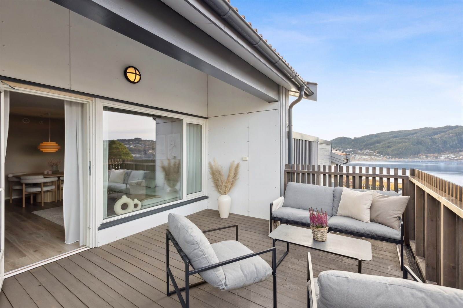 Solrik balkong med nydelig utsikt. Galleribilde