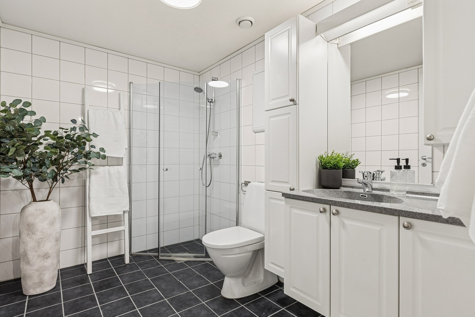 Flislagt badd med varmekabler i gulv. Innnfellbare dusjvegger. Galleribilde