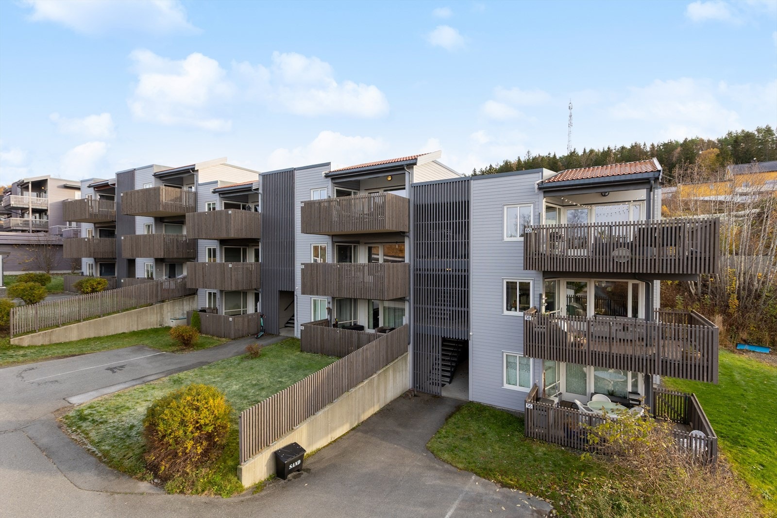 Kun ca 2. km til Hommelvik sentrum som byr på de aller fleste servicefasiliteter. Galleribilde