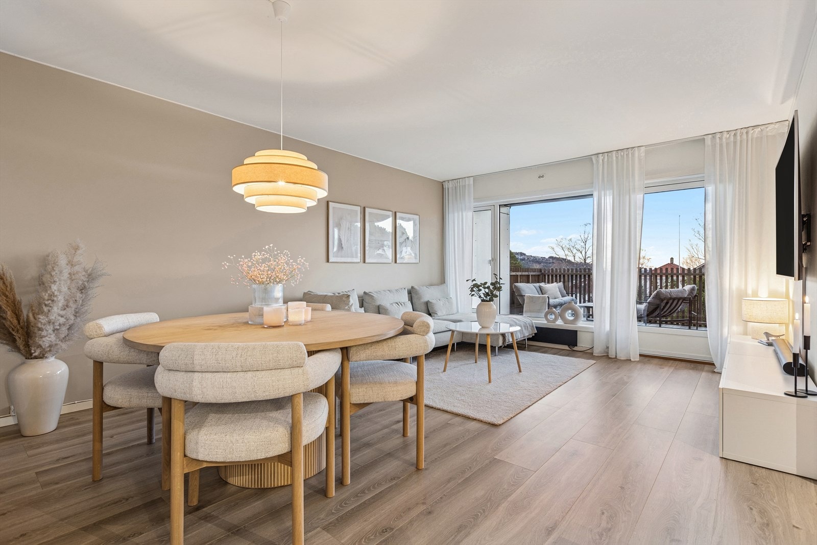 DNB Eiendom v/Maria Stokkan ønsker deg velkommen til Fotasvingen 54; En innholdsrik leilighet i 3 etg med gode solforhold og nydelig utsikt. Galleribilde