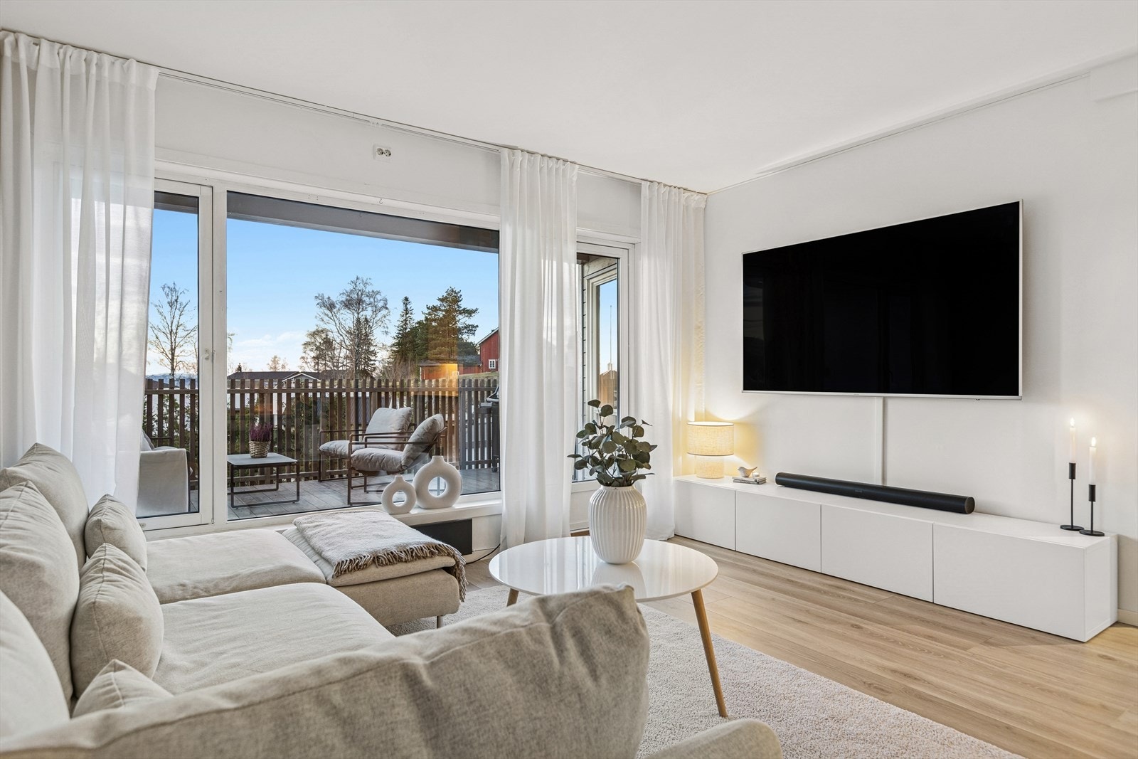 Lys og luftig stue på 28,8 kvm. Utgang direkte til solrik balkong. Galleribilde