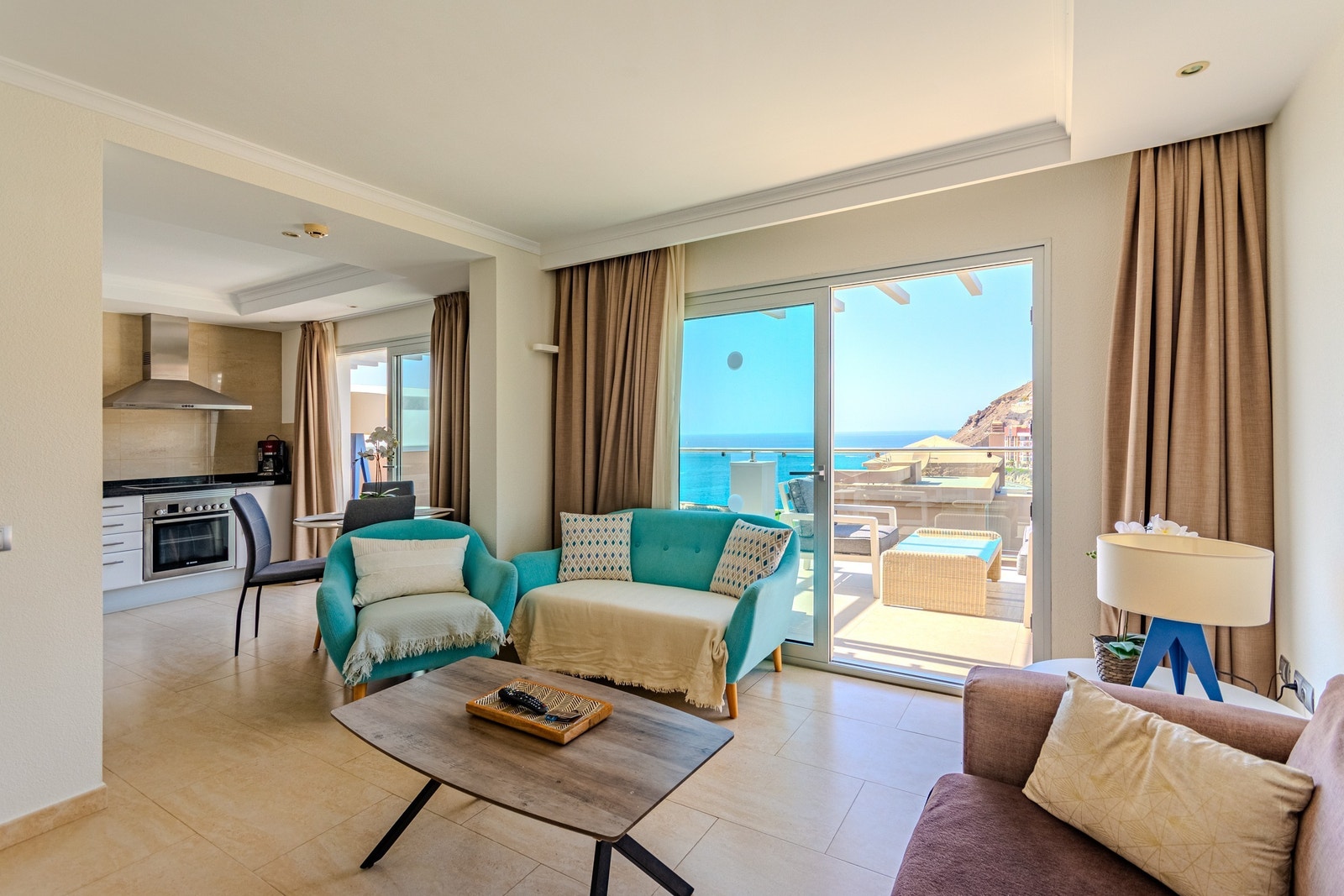 Fullt utstyrt kjøkken med benkeplate i granitt Galleribilde