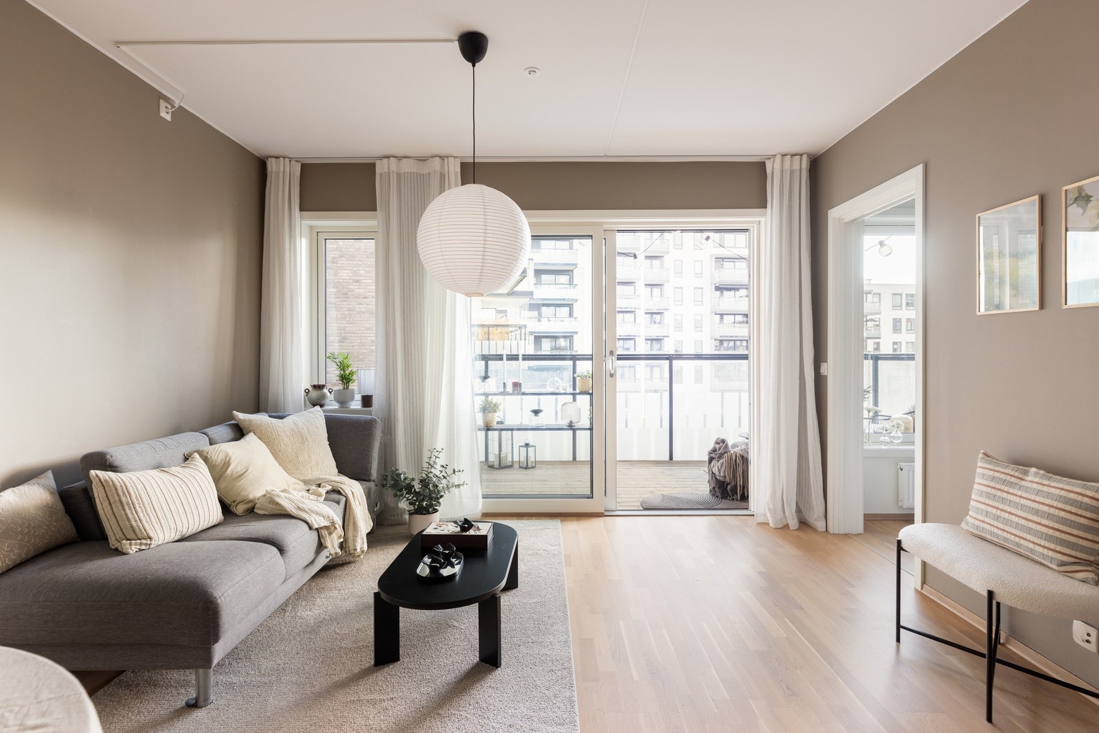 Store vindusflater slipper inn rikelig med naturlig lys og skaper en behagelig atmosfære gjennom hele dagen. Galleribilde