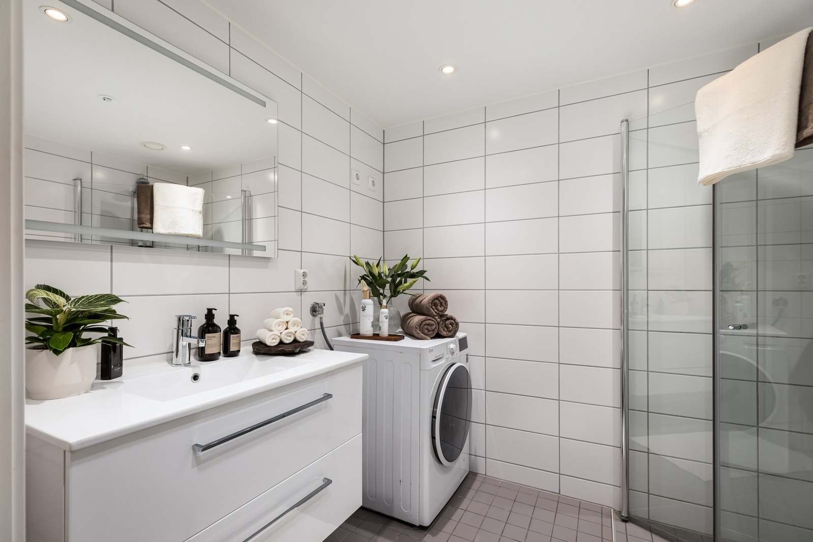 Moderne bad med gulvvarme og fliser på både vegger og gulv. Galleribilde