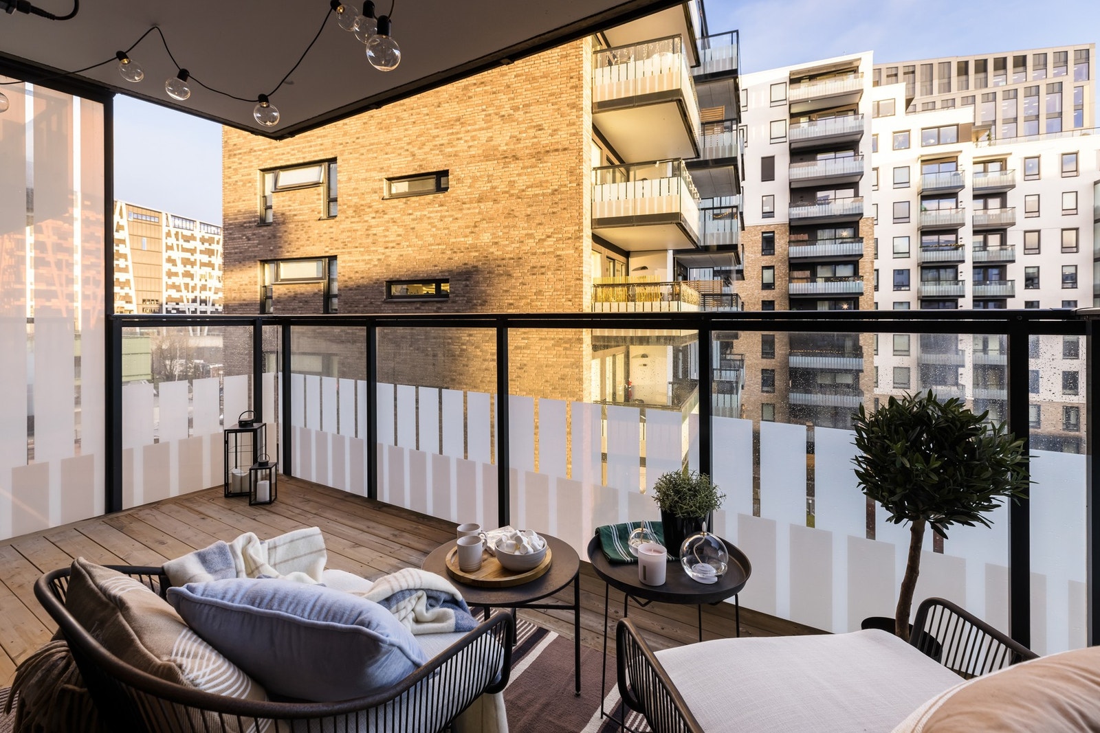 Her kan du nyte morgenkaffen i solen og bruke balkongen som en naturlig forlengelse av oppholdsrommet store deler av året. Galleribilde