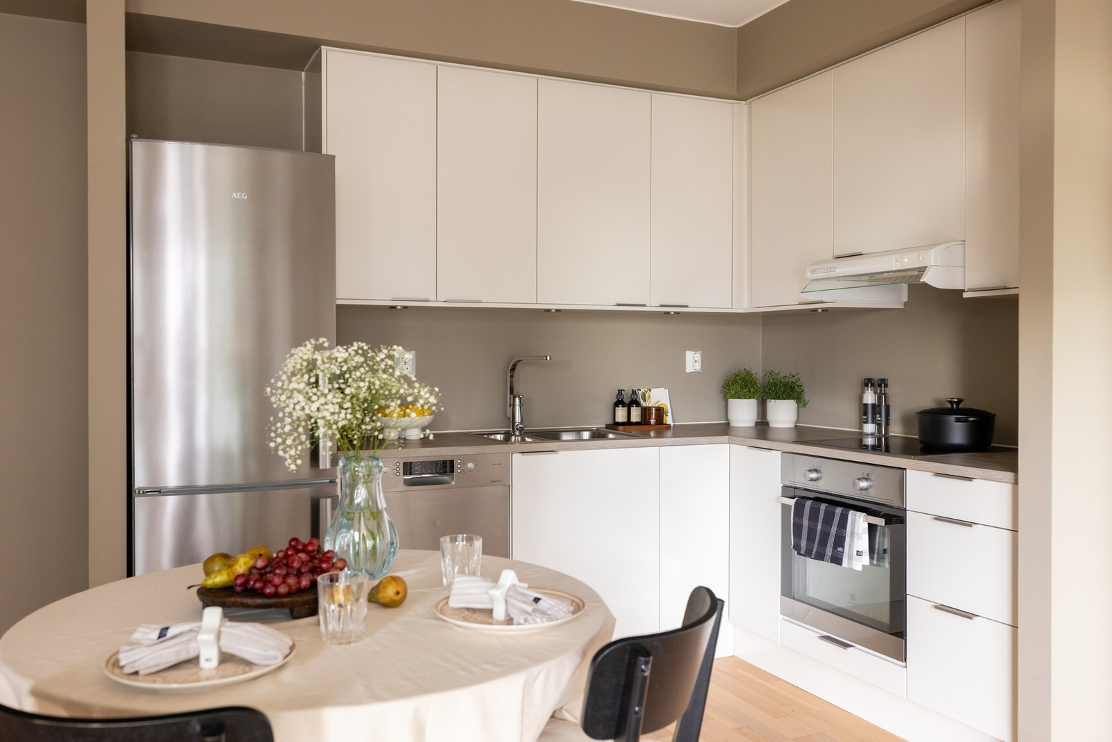 Kjøkkenet er utstyrt med innfelte hvitevarer som stekeovn og induksjonsplatetopp, samt frittstående kjøl/frys og oppvaskmaskin. Galleribilde