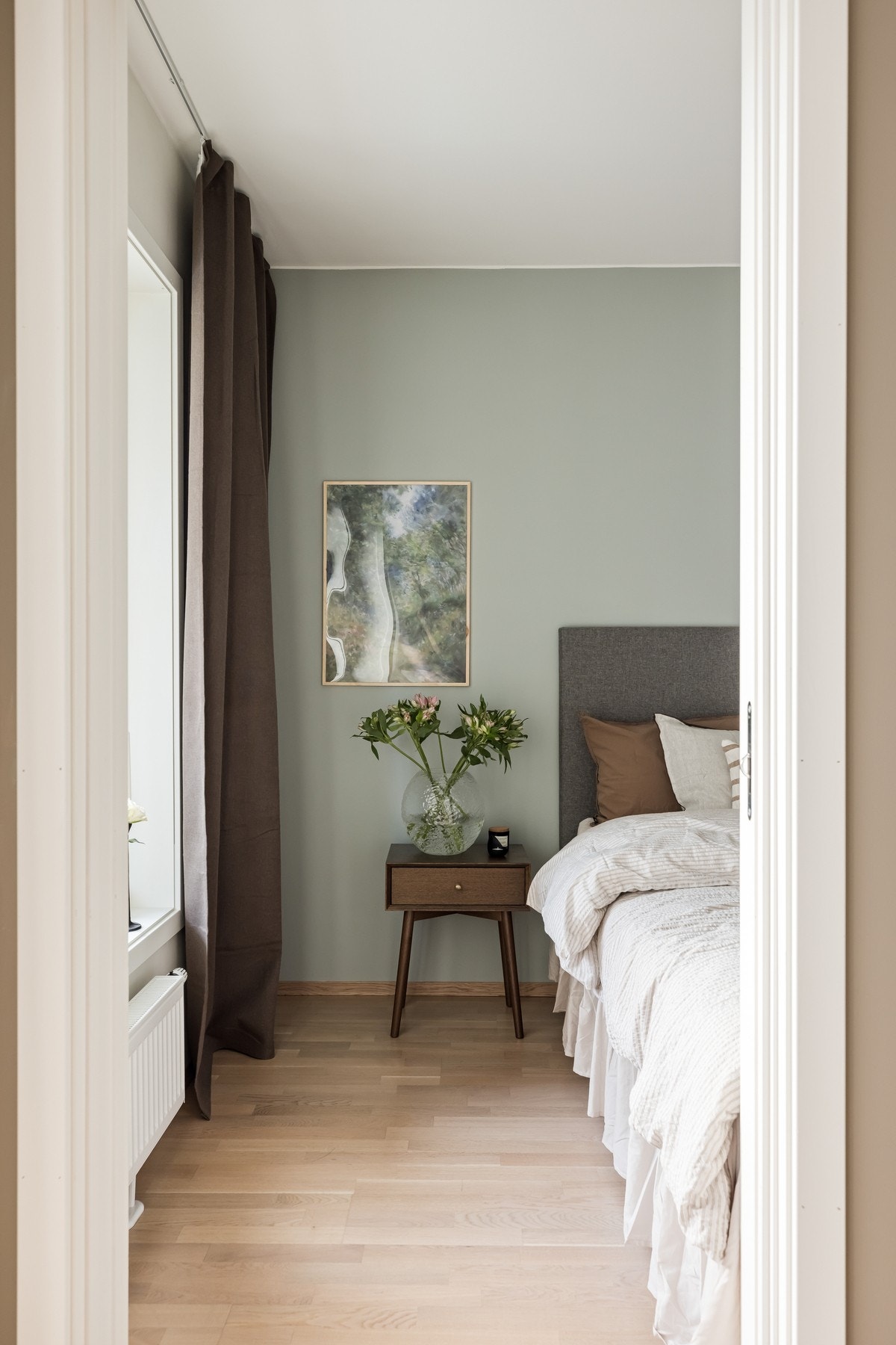 Her er det god plass til dobbeltseng, nattbord og øvrig møblement. Galleribilde