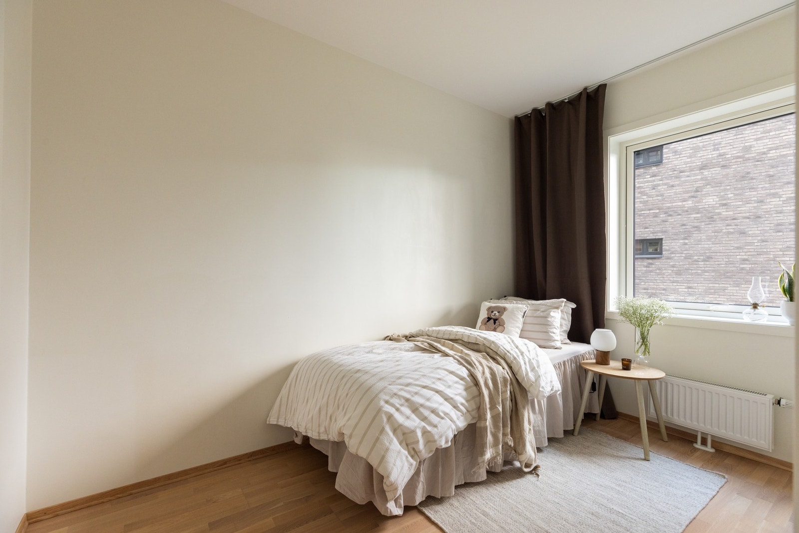 Soverom nummer to har også god størrelse og passer utmerket som barnerom, gjesterom eller hjemmekontor. Galleribilde