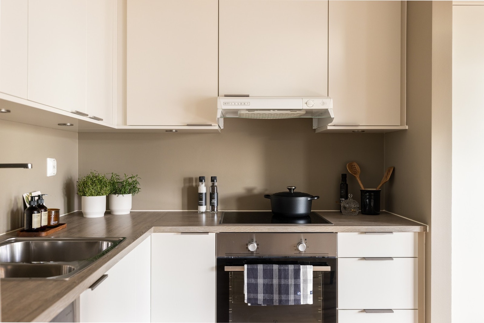 Med komfyrvakt integrert i ventilatoren og automatisk lekkasjestopper er det lagt vekt på både sikkerhet og funksjonalitet. Galleribilde