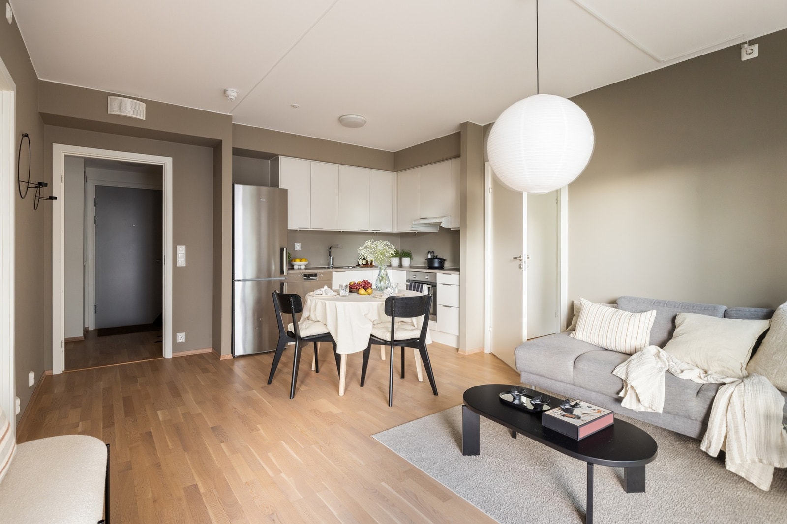 Stue og kjøkken ligger i en åpen og sosial løsning, med moderne Norema-kjøkken. Galleribilde