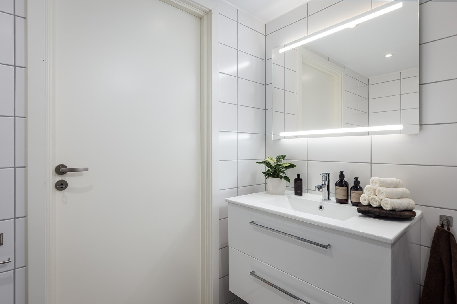 Badet har malt himling med innfelte spotter, og mekanisk avtrekk via ventil i taket over dusjen. Galleribilde