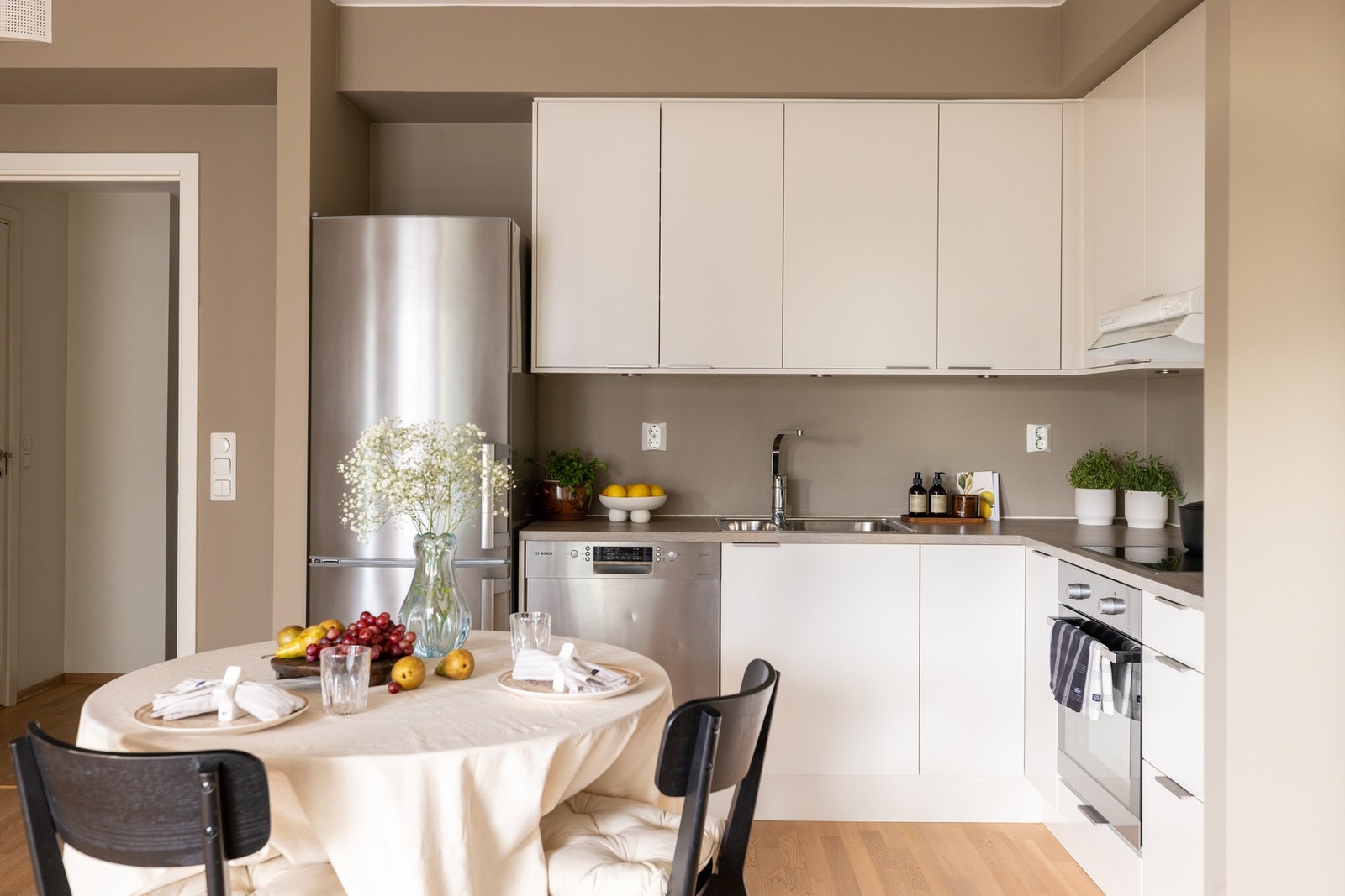 Innredningen fremstår som moderne og funksjonell med slette, lakkerte fronter og laminat benkeplate. Galleribilde