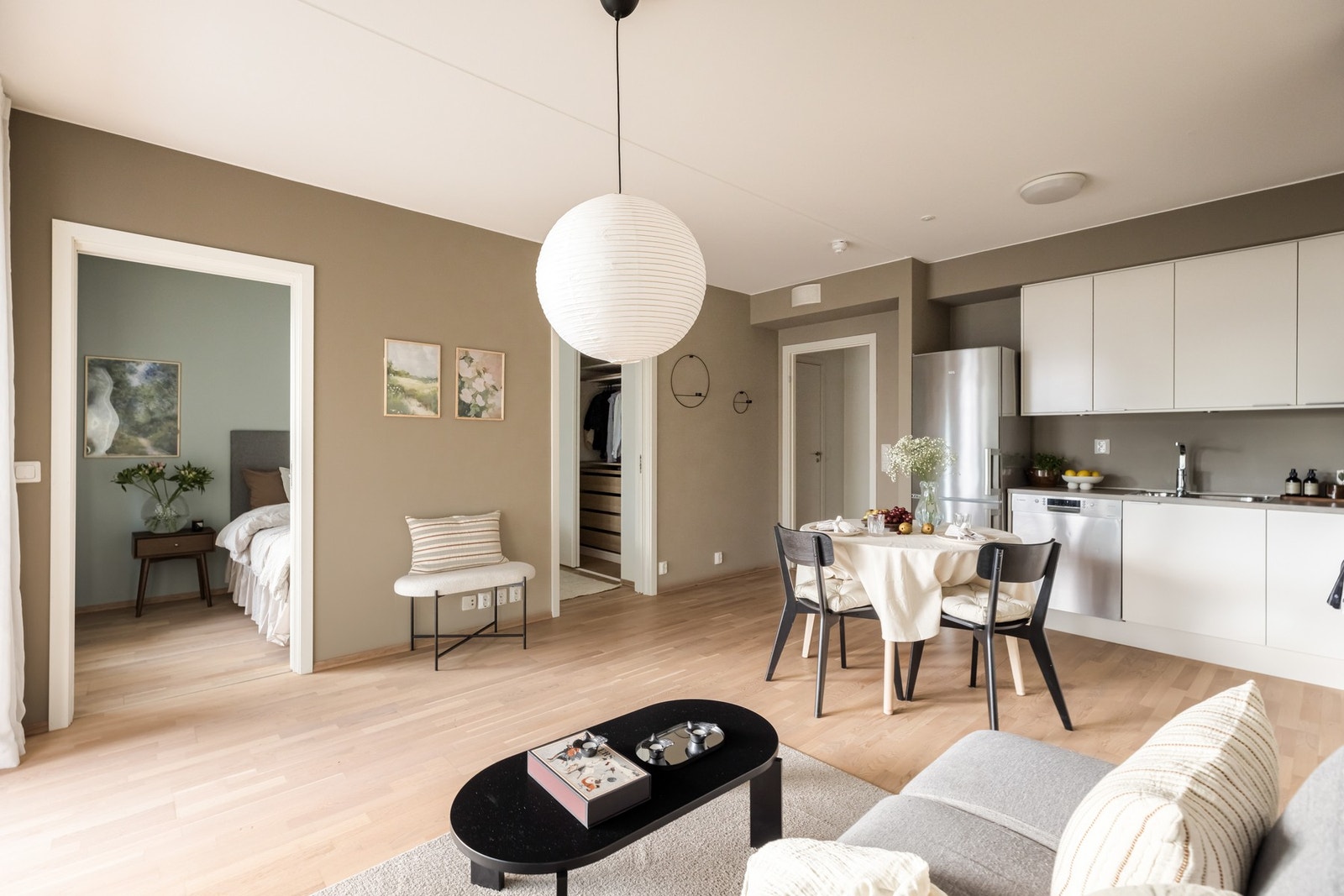 Stuen har god plass til både sofagruppe og spisebord, og rommets utforming gjør det enkelt å møblere etter behov. Galleribilde