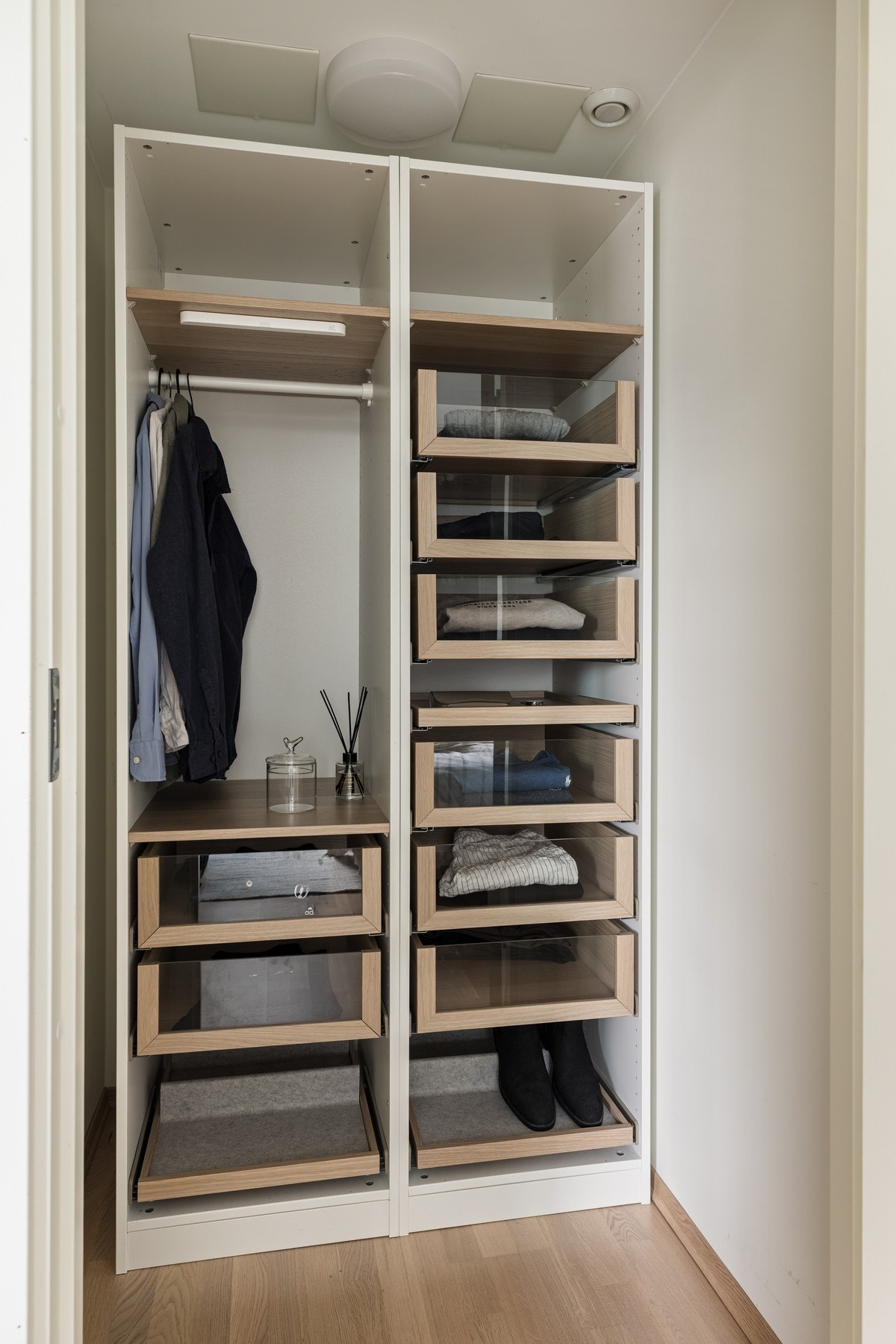 Også her er det garderobeløsning i bod, noe som gir ryddige og fleksible oppbevaringsmuligheter. Galleribilde