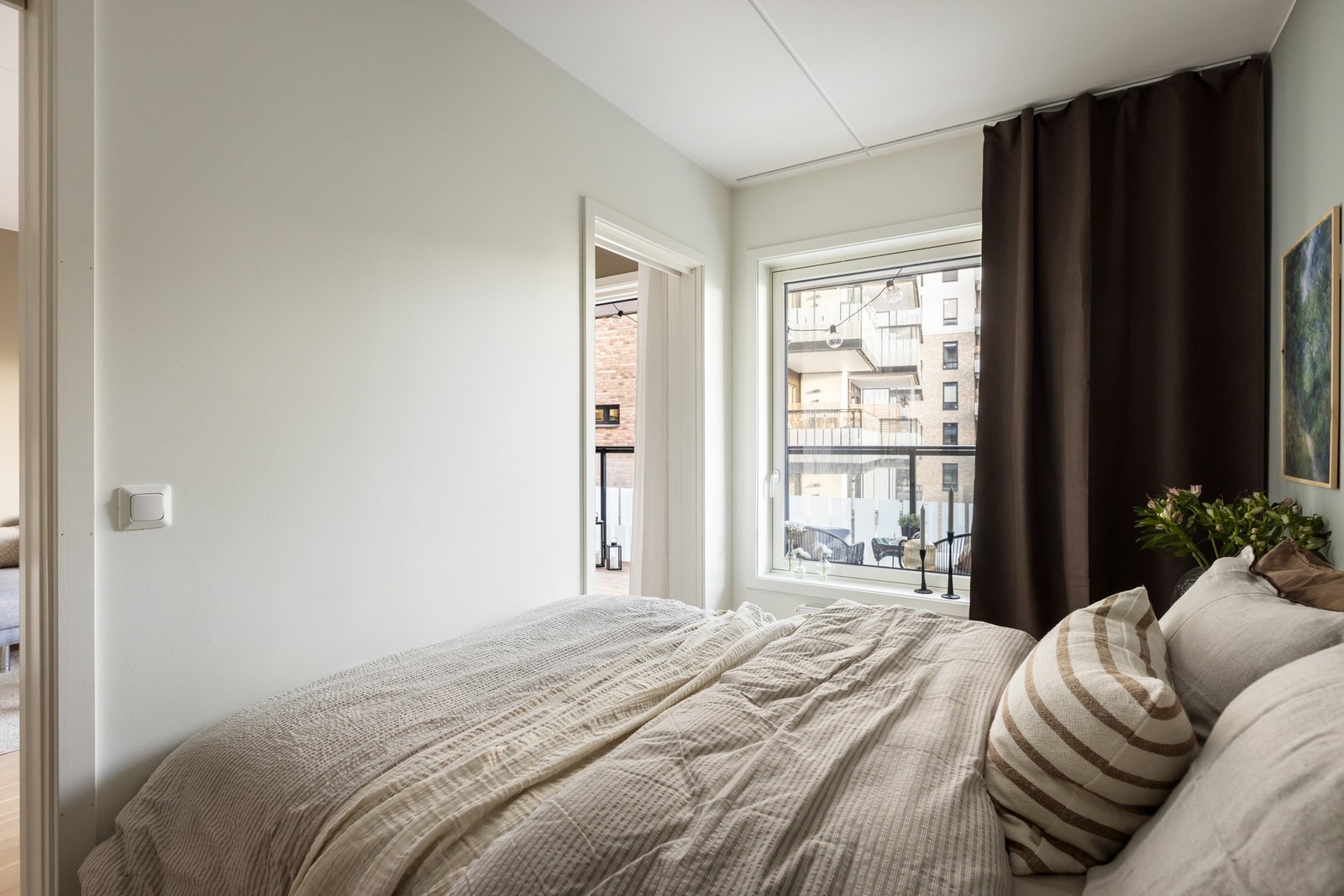 Hovedsoverommet har adkomst via to skyvedører og fremstår som romslig og luftig. Galleribilde