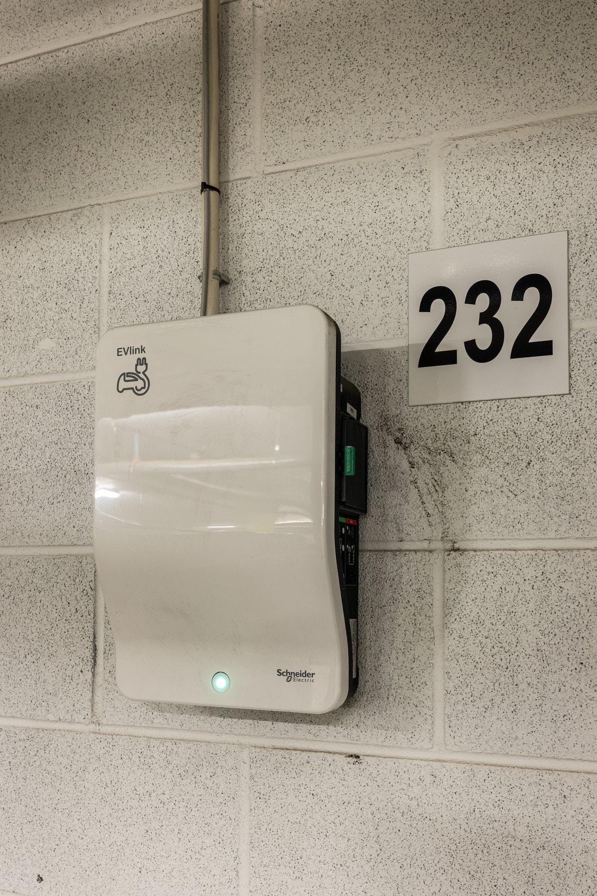 På parkeringsplassen er det montert elbillader. Galleribilde