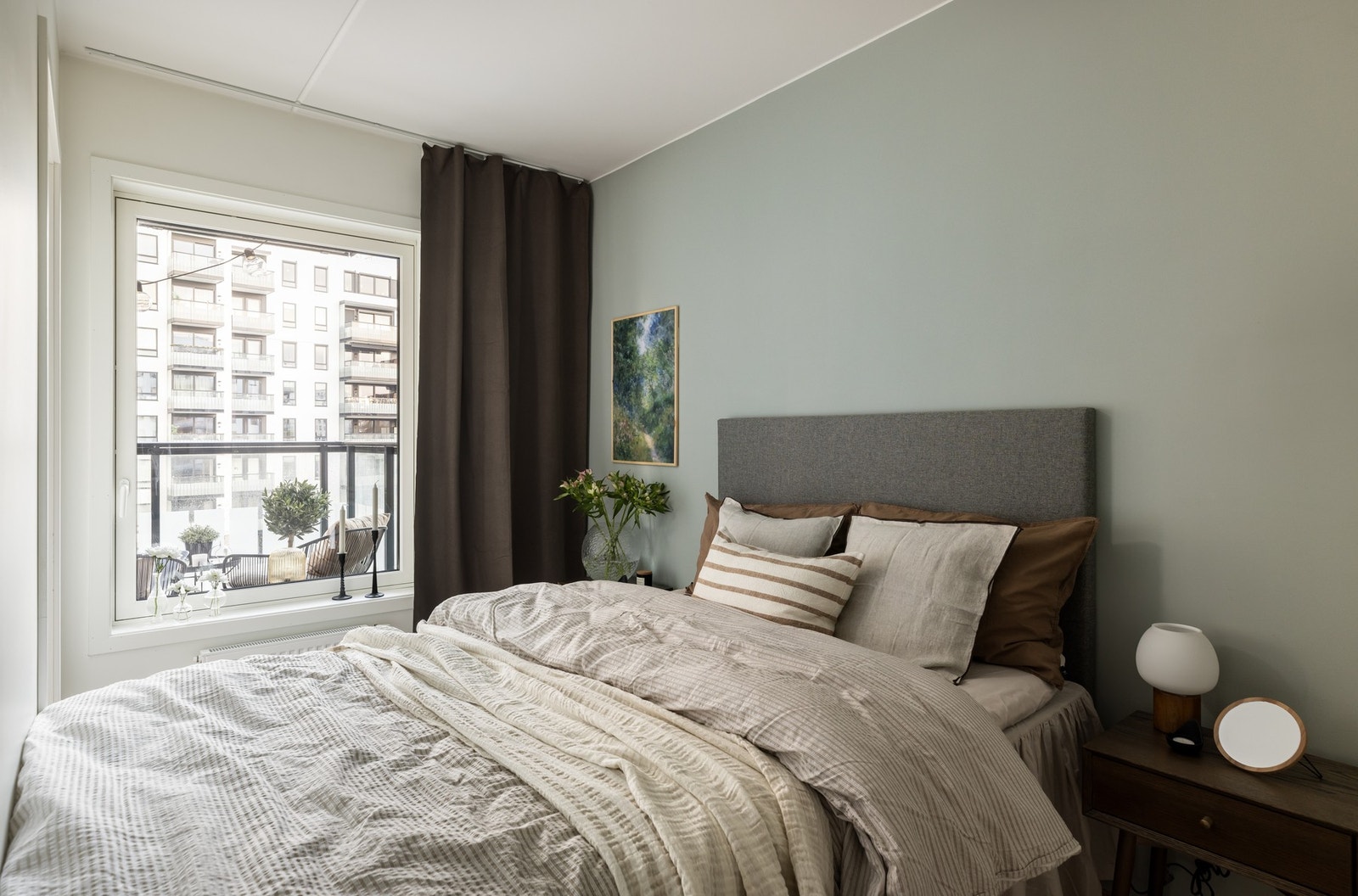 Leiligheten har to gode soverom, begge med praktiske løsninger og god plass. Galleribilde