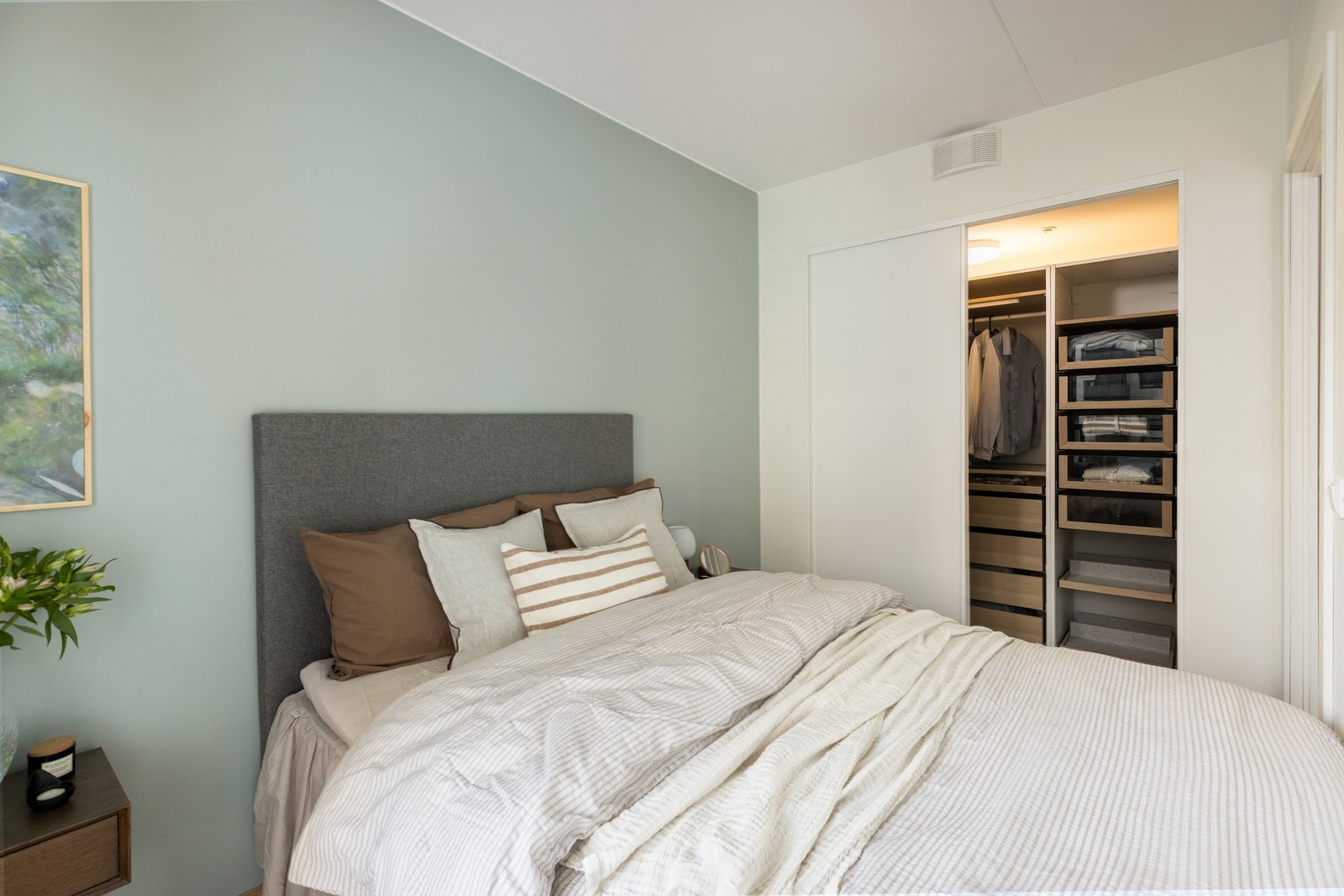 I tilknytning til rommet finner du en bod som er innredet som garderobeløsning. Galleribilde