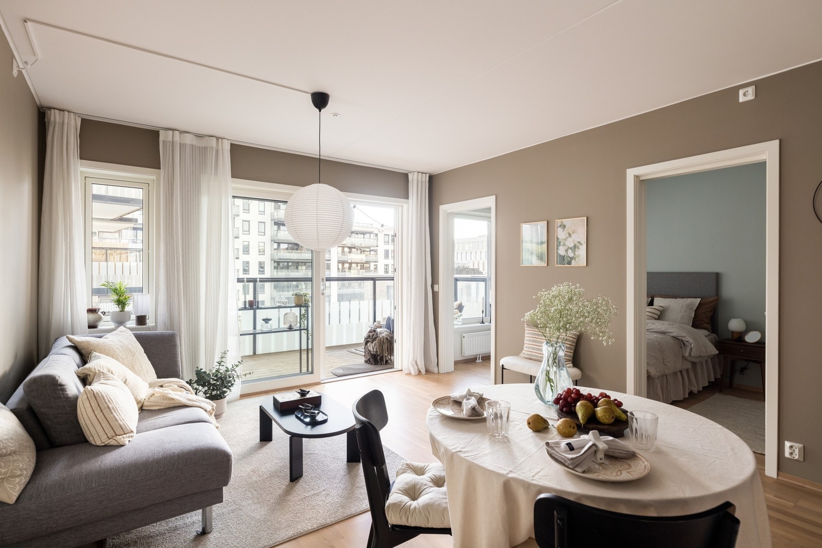 Boligen er oppvarmet med vannbåren varme og veggmonterte radiatorer. Galleribilde