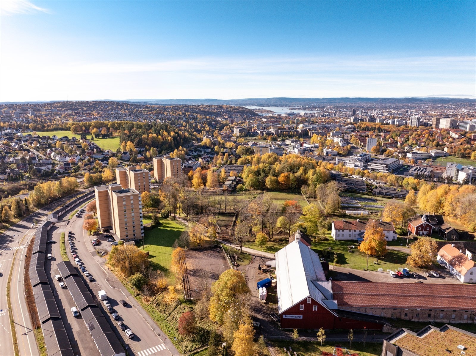 Velkommen til Lohøgda Borettslag, et flott boligområde sentralt plassert på Tveita. Med sin ideelle blanding av rolige, grønne omgivelser og samtidig tilgang til et sentralt bomiljø, er dette et sted som appellerer til enhver. Galleribilde