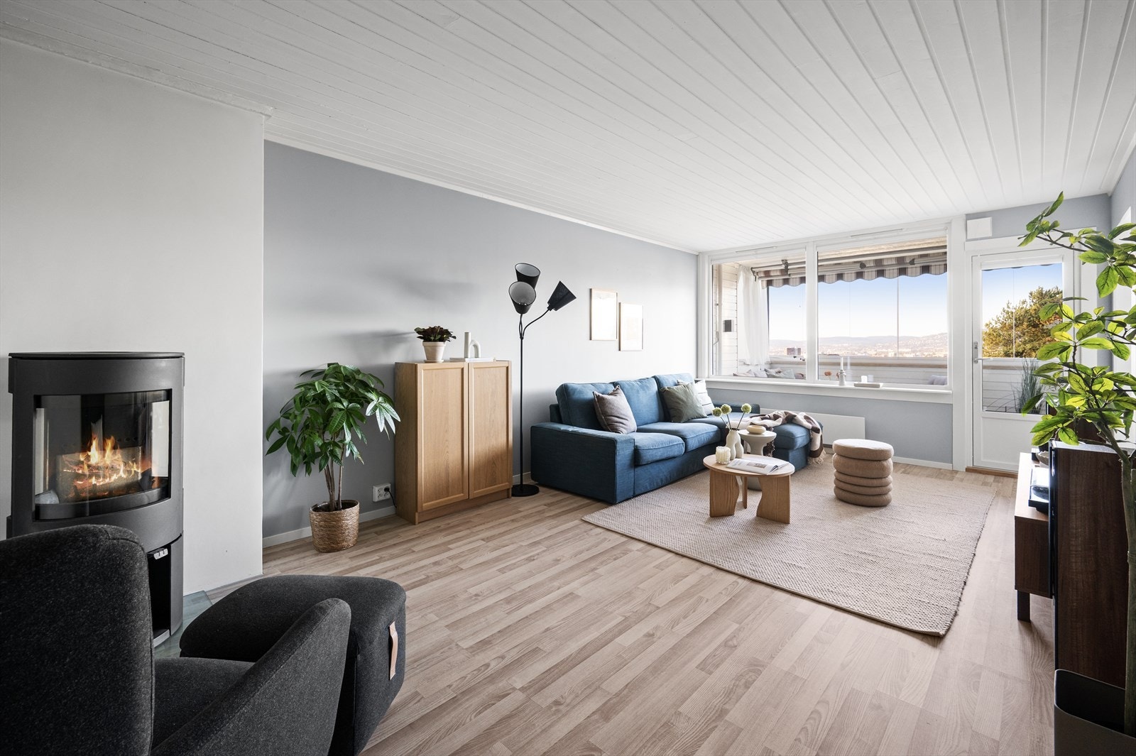 Det er montert peisovn for både varme og hygge på kalde dager. Galleribilde