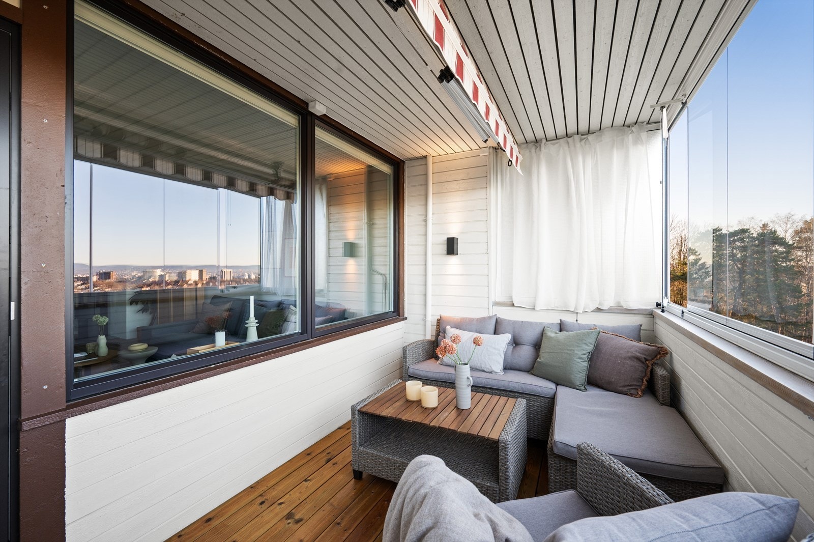 Balkongen er utstyrt med en stor markise, praktisk når man ønsker seg en pause fra solen. Galleribilde