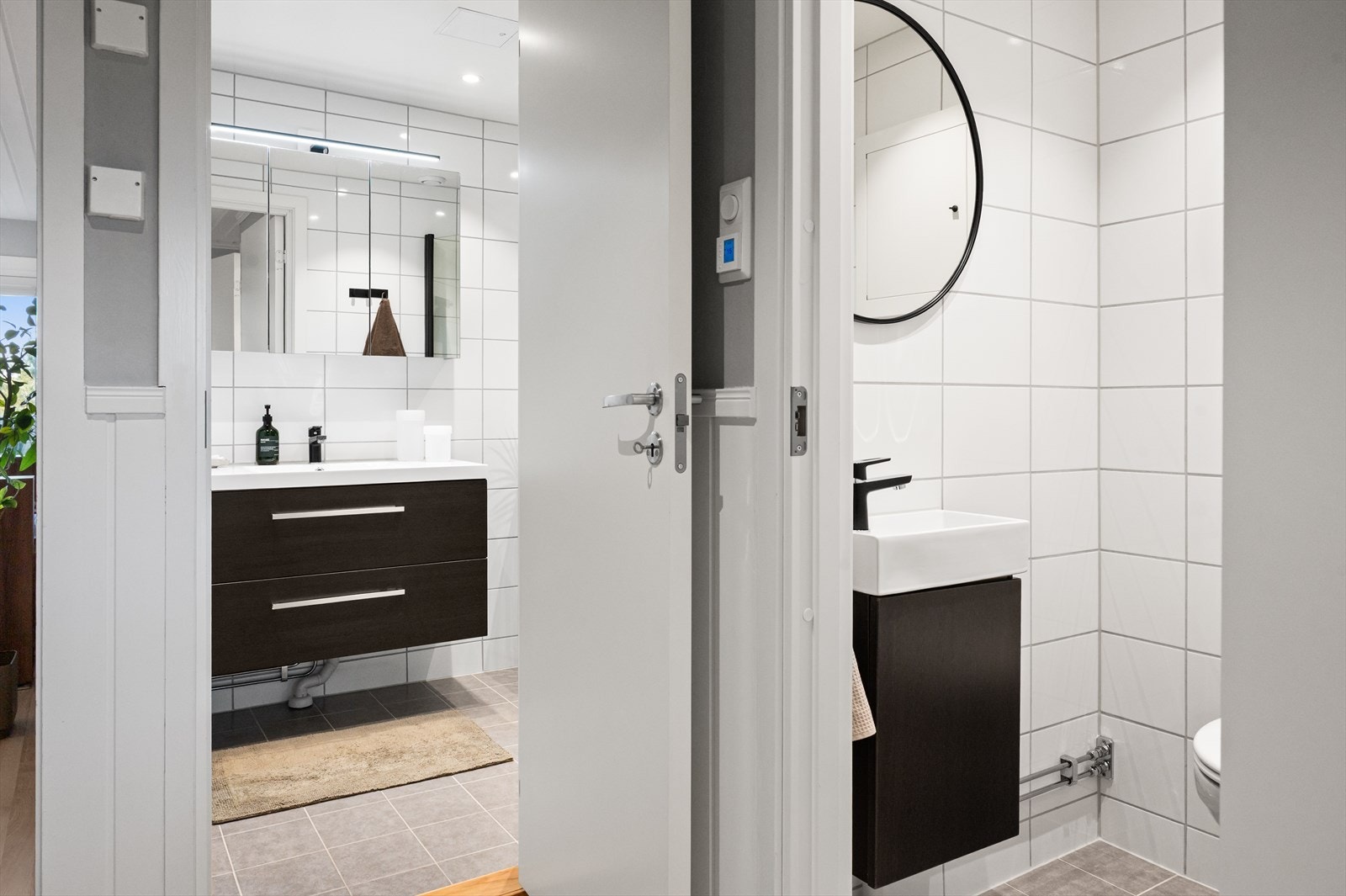 Toalettrommet er flislagt, utstyrt med vegghengt toalett, samt baderomsinnredning med servant og speil. Galleribilde