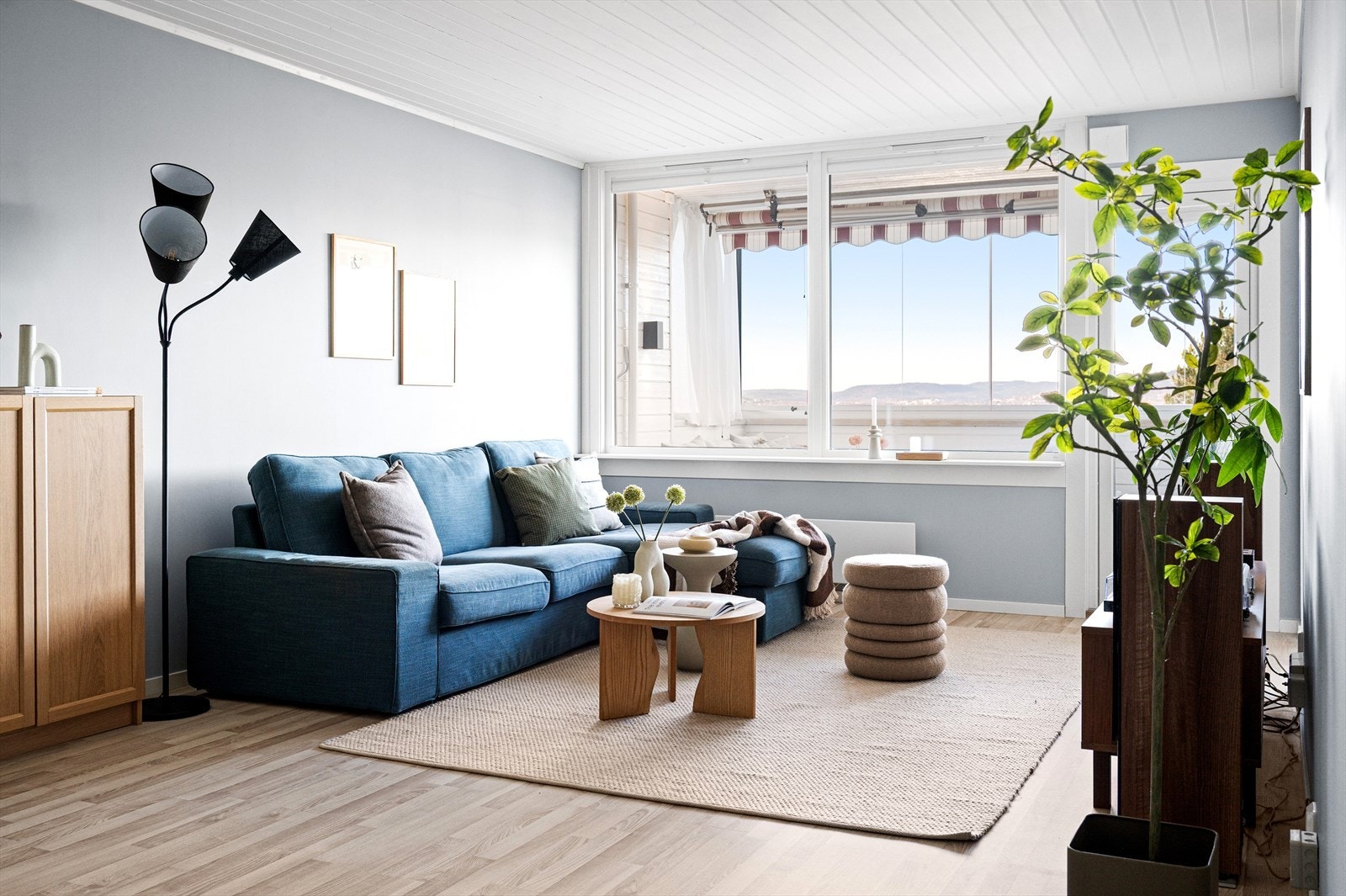 Her er flere store vindusflater som slipper inn mye naturlig lys og skaper en god atmosfære i rommet. Galleribilde