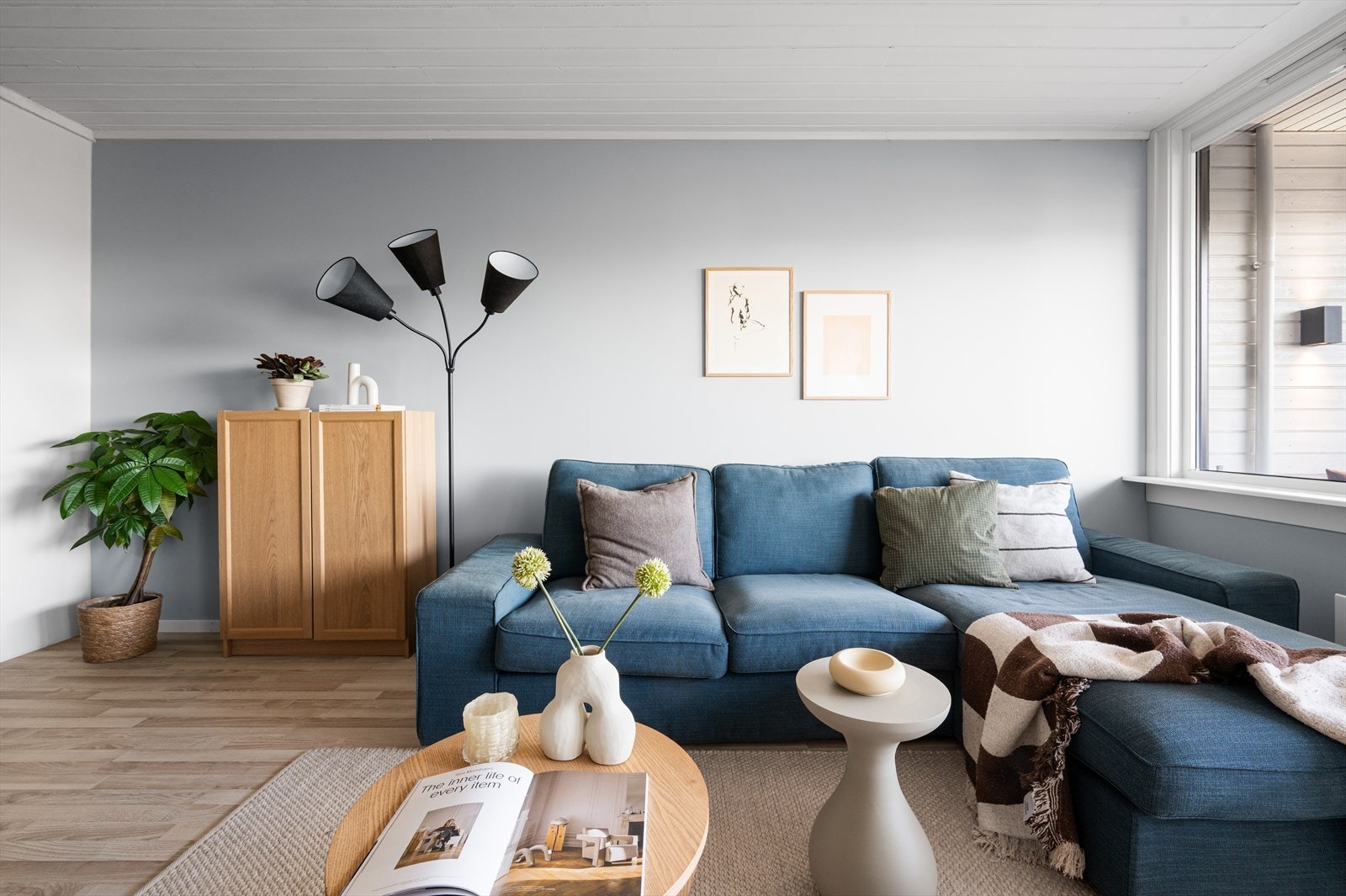 Leiligheten er holdt i duse og tidsriktige fargevalg. Galleribilde