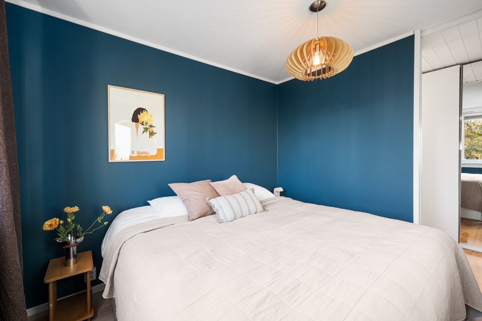 Hovedsoverommet har plass til dobbeltseng og tilhørende møblement. Galleribilde