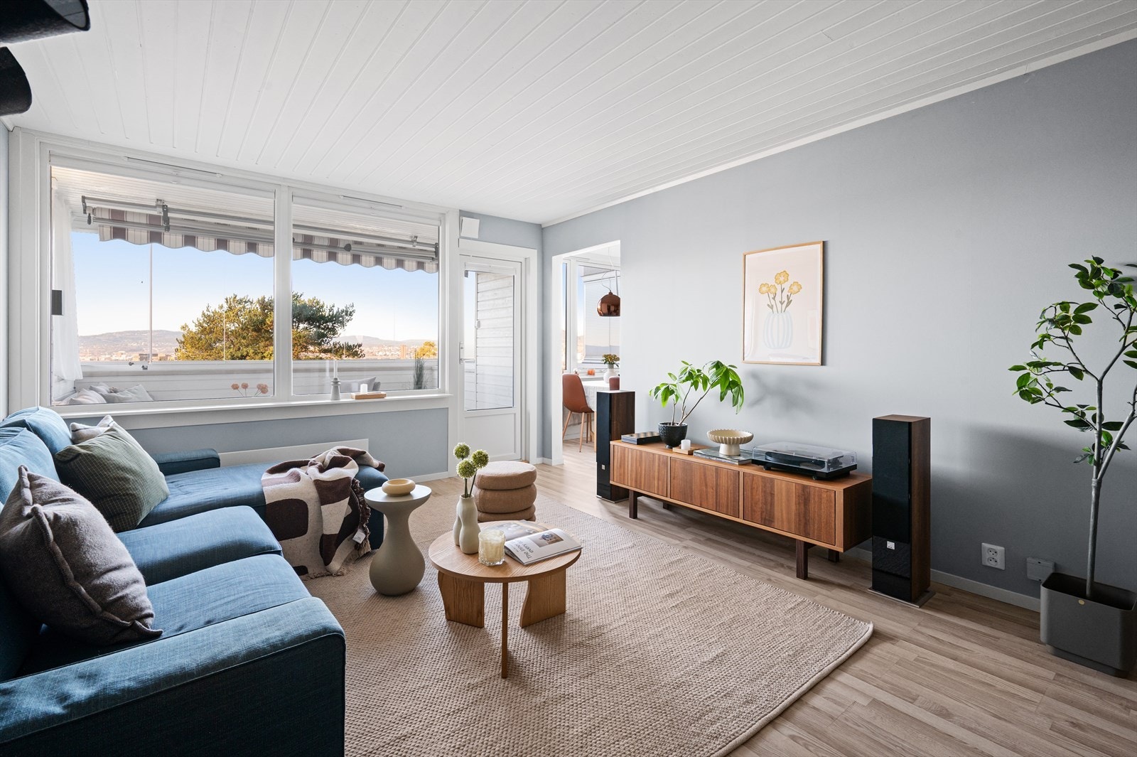 Den flotte utsikten kan enkelt nytes fra sofakroken. Galleribilde