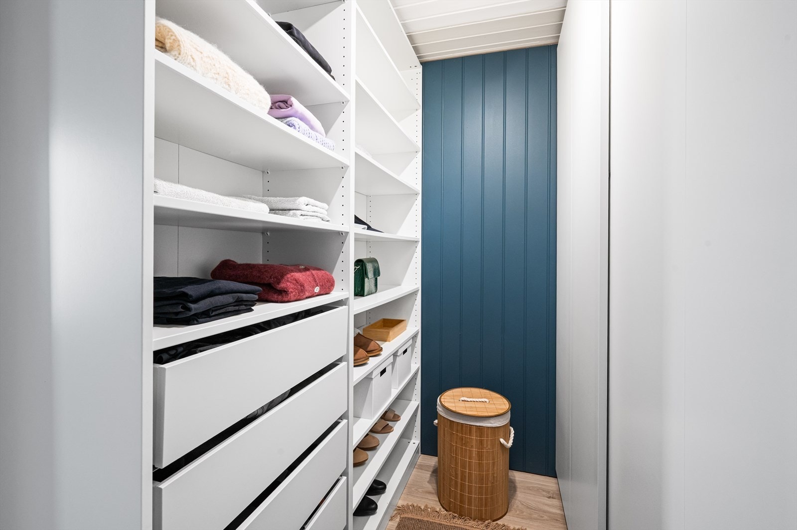 Her er det god med oppbevaringsplass. Galleribilde