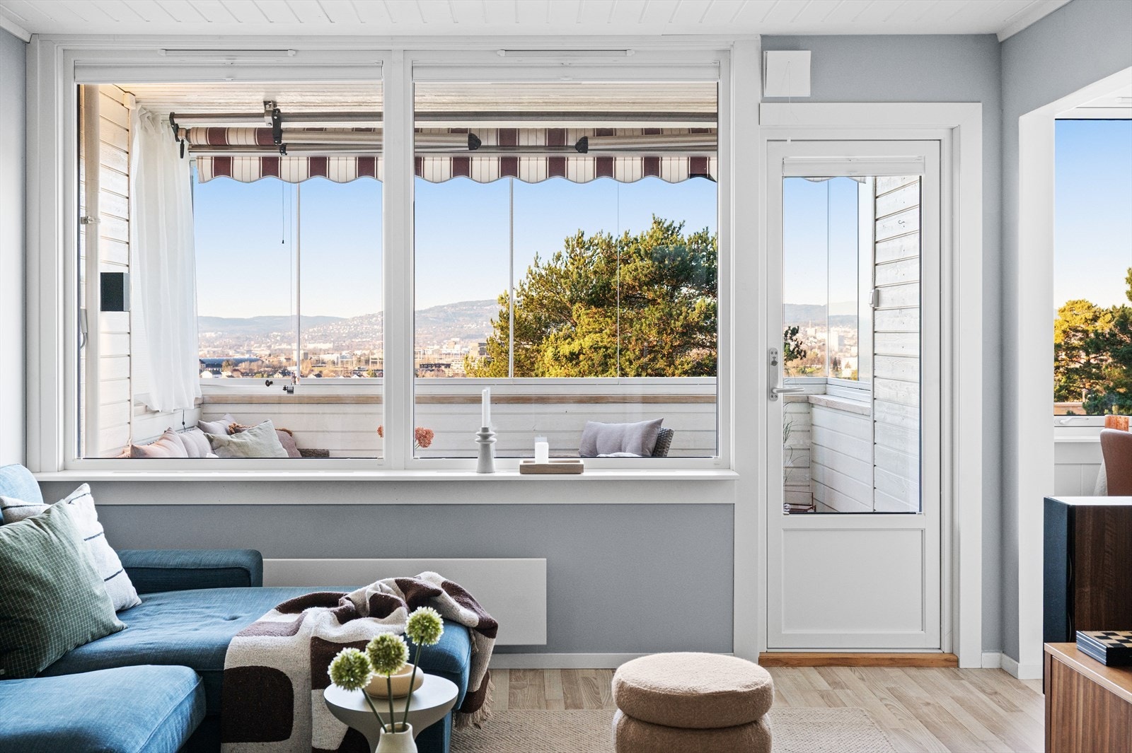 Det er utgang fra stuen til innglasset balkong på 8 kvm. Galleribilde