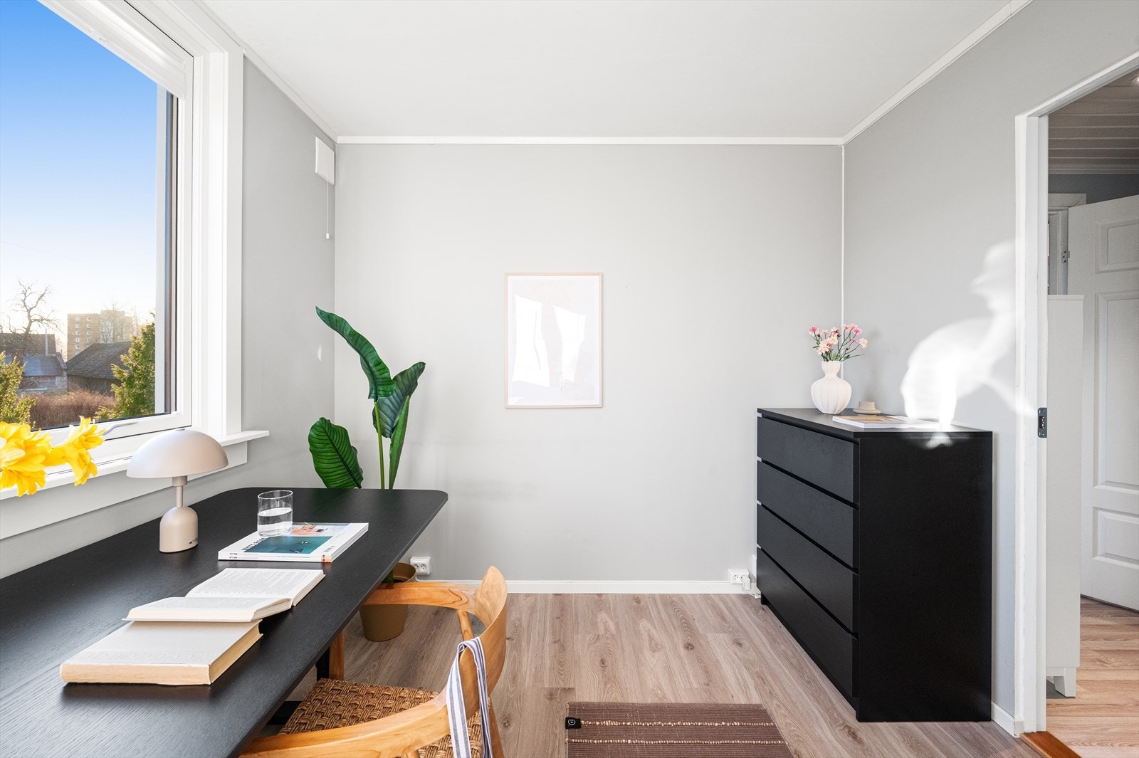 Det andre soverommet er praktisk utført med plass til seng, tilhørende møblement og skrivebord. Galleribilde