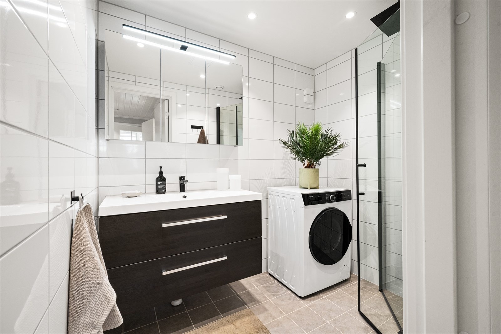 Pent flislagt baderom med behagelig gulvvarme, renovert i 2021 i regi av borettslaget. Galleribilde