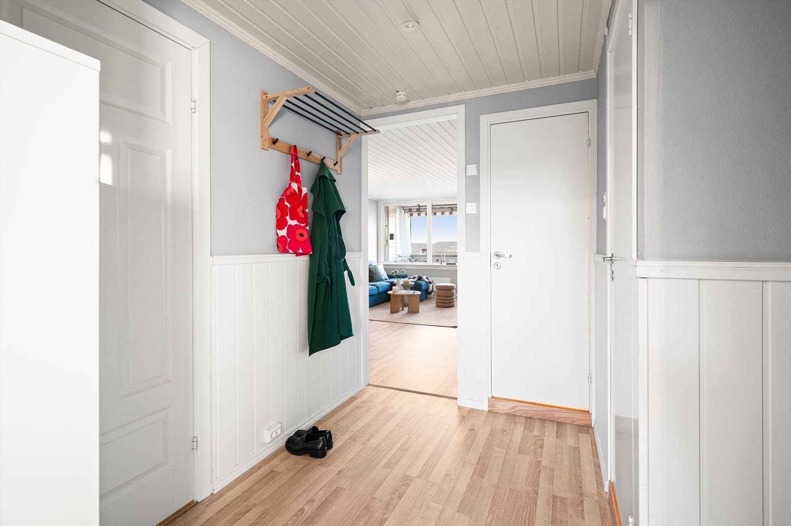 Her ønskes du velkommen inn i en entré med god plass til å henge fra seg ytterklær. Galleribilde