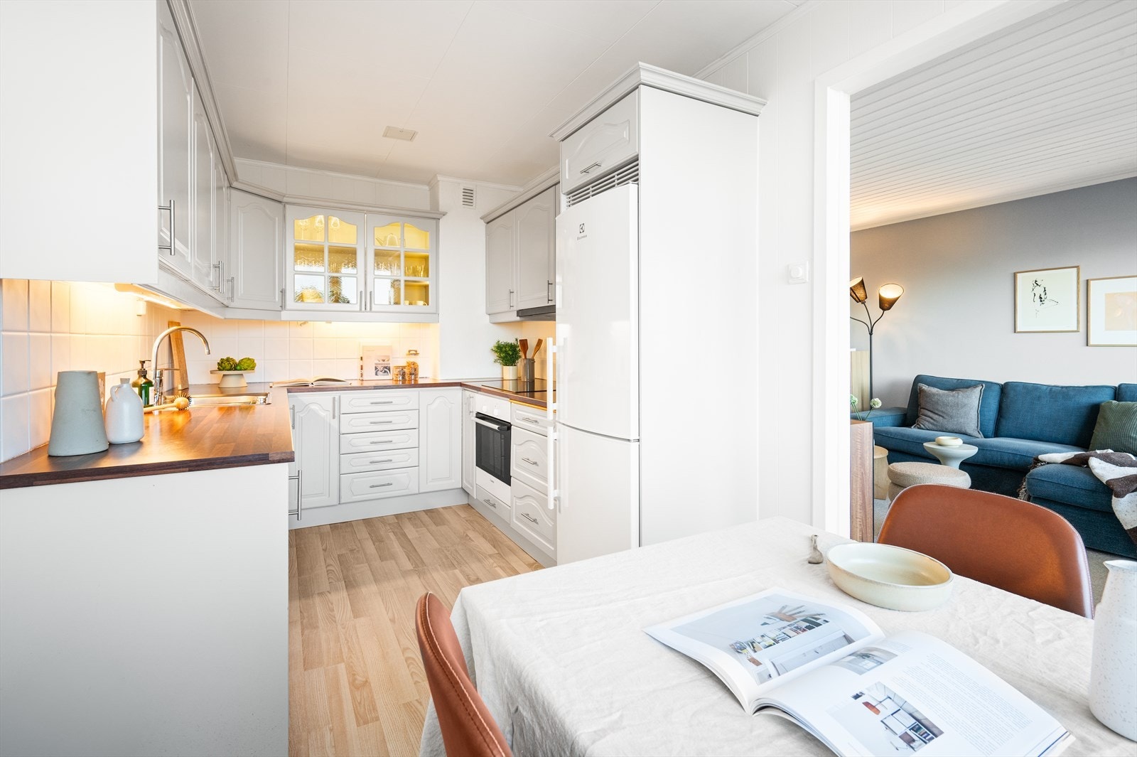 Kjøkkenet er innredet i en praktisk form og har godt med skap- og benkeplass. Galleribilde