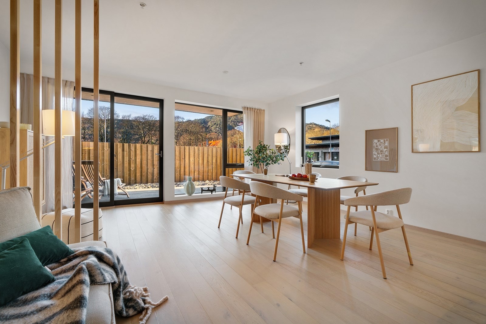 Rommet er som resten av boligen malt i varme og delikate farger, og har rikelig med naturlig lys fra de mange vinduene og skyvedørene. Galleribilde