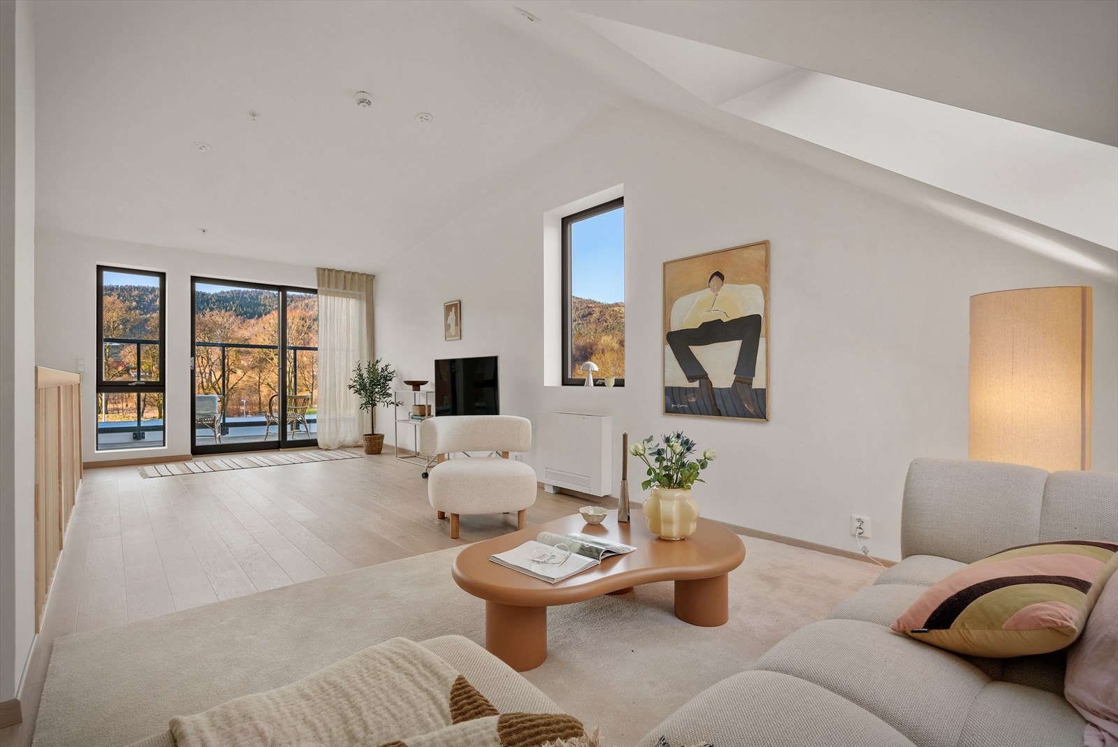 I toppetasjen finner du ett oppholdsrom/soverom sammen med en fantastisk takterrasse! Galleribilde