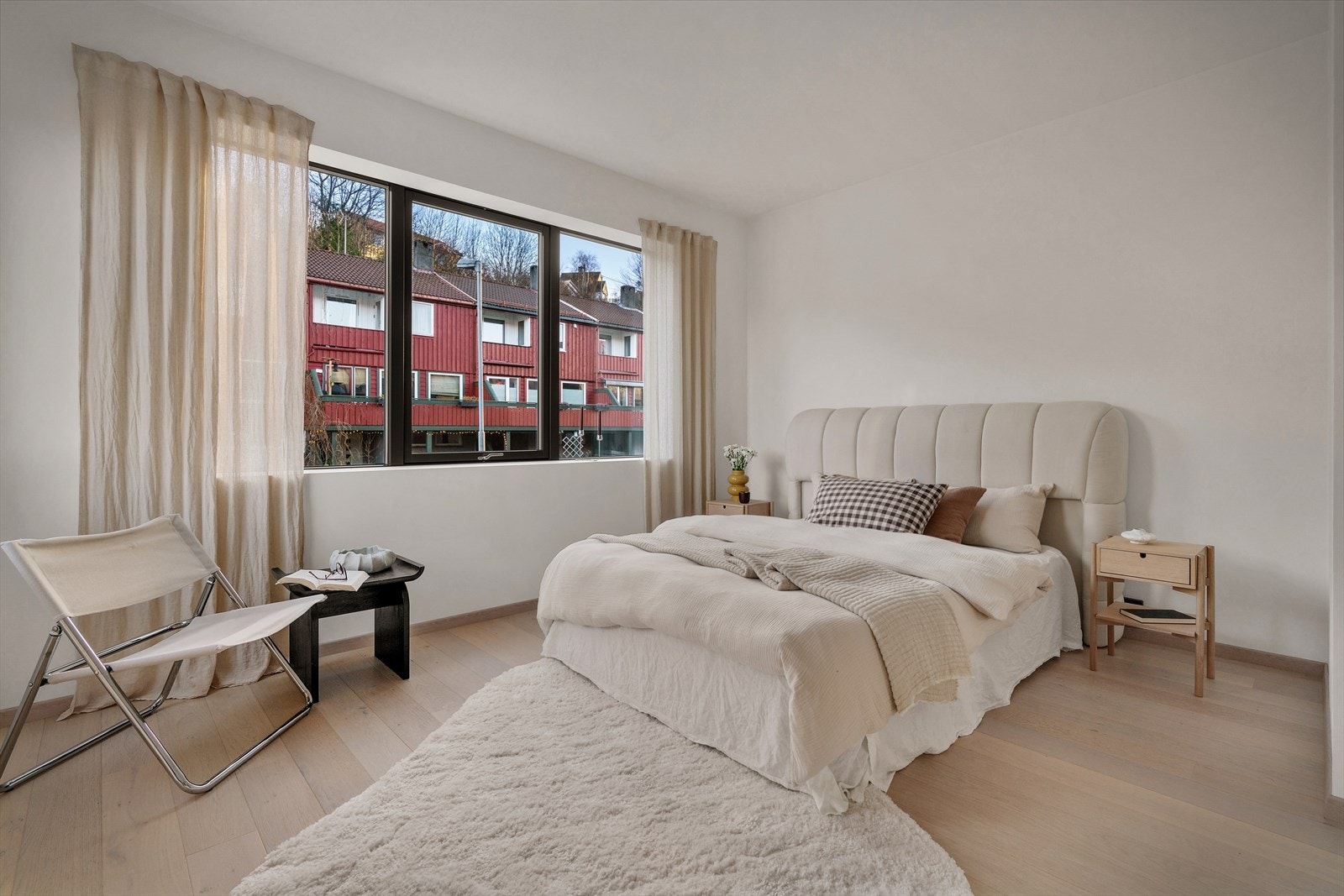 Her har du plass til både stor seng, nattbord og ønsket garderobeløsning. Galleribilde