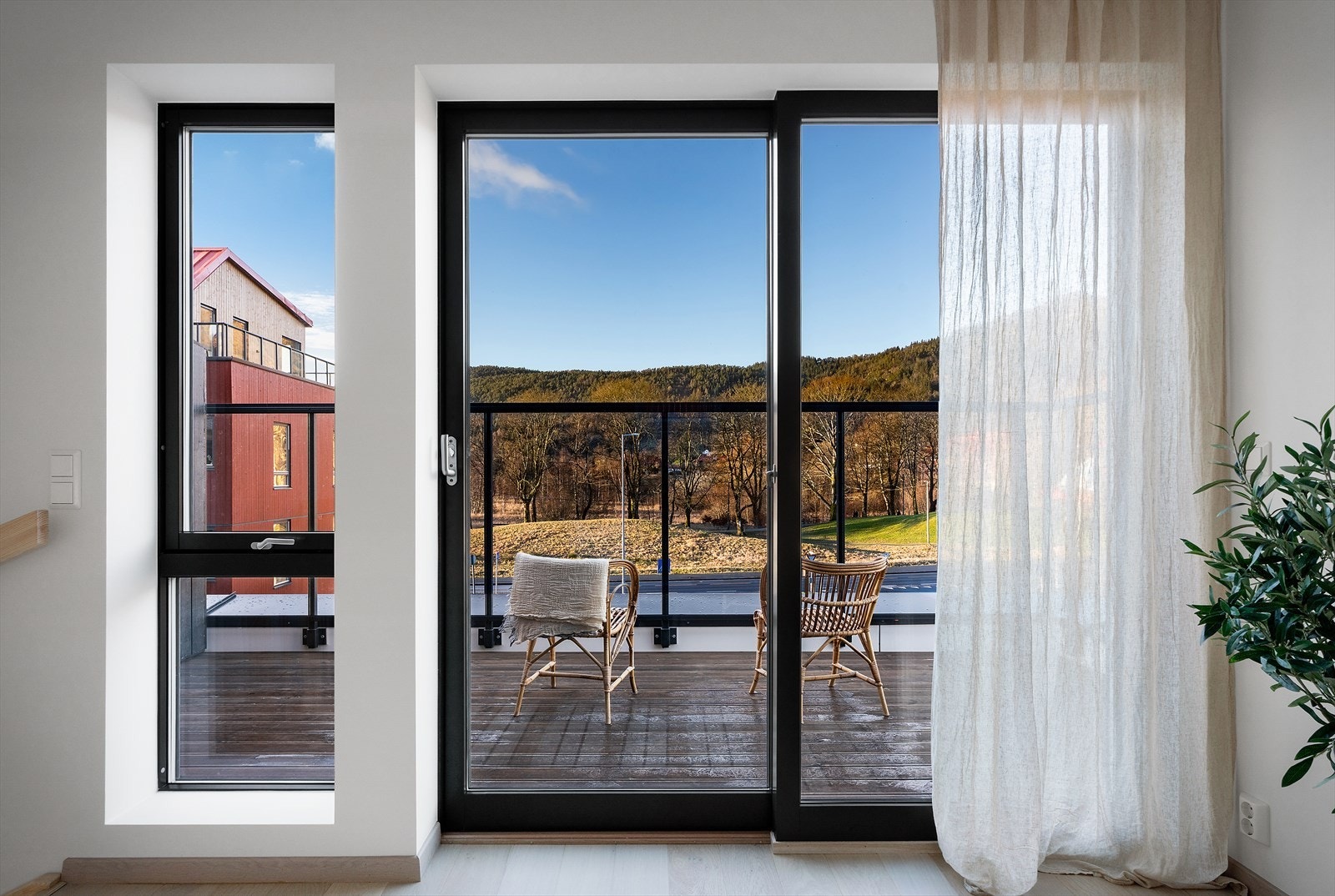 Fra stuen har man direkte adkomst til en herlig balkong med panoramautsikt. Galleribilde