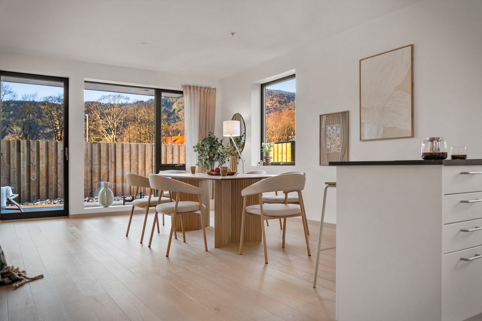 Kjøkkenets mange skap bidrar til å holde det rent og pent. Her kan kokken kokkelere for samtidig holde samtalen gående med gjestene i stuen. Galleribilde