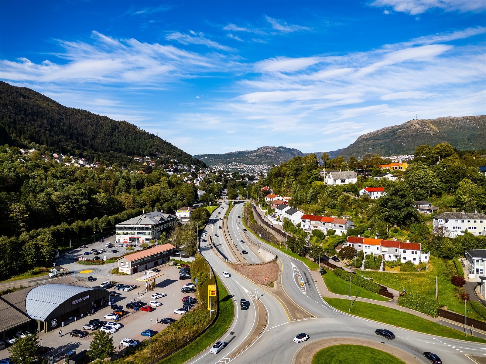 Nærmeste dagligvarebutikk, Meny Fantoft, finner du like rundt svingen og byr på blant annet parkering under tak. For ytterligere flere butikker er det henholdsvis kort vei til blant annet Rema 1000 Fjøsanger, Spar Fjøsanger og Bunnpris Sletten. Galleribilde